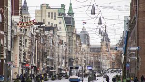 A view of the Damrak street, an avenue at the centre of Amsterdam, running between Amsterdam Centraal in the north and Dam Square. 
