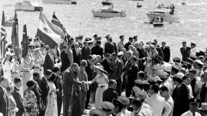 black and white shot of queen elizabeth ii shaking hands on chicago shoreline