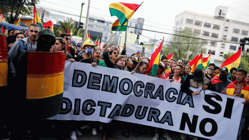 Protestors in Bolivia holding up sign that reads "Democracia si, Dictadura, no"