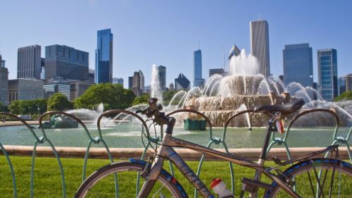 Bike in front of Buckingham Fountain with the Chicago skyline behind it on a sunny day.