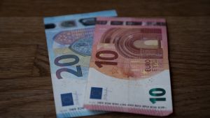 10 and 20 euro bills